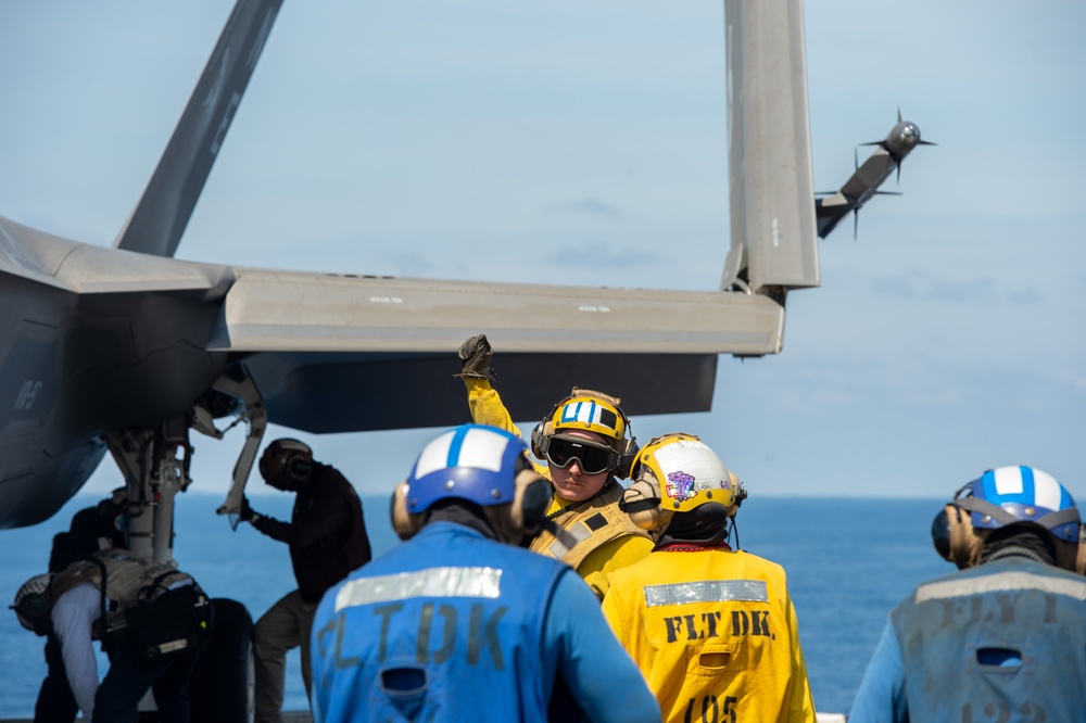 USS Carl Vinson (CVN 70) Conducts Routine Flight Operations in the South China Sea