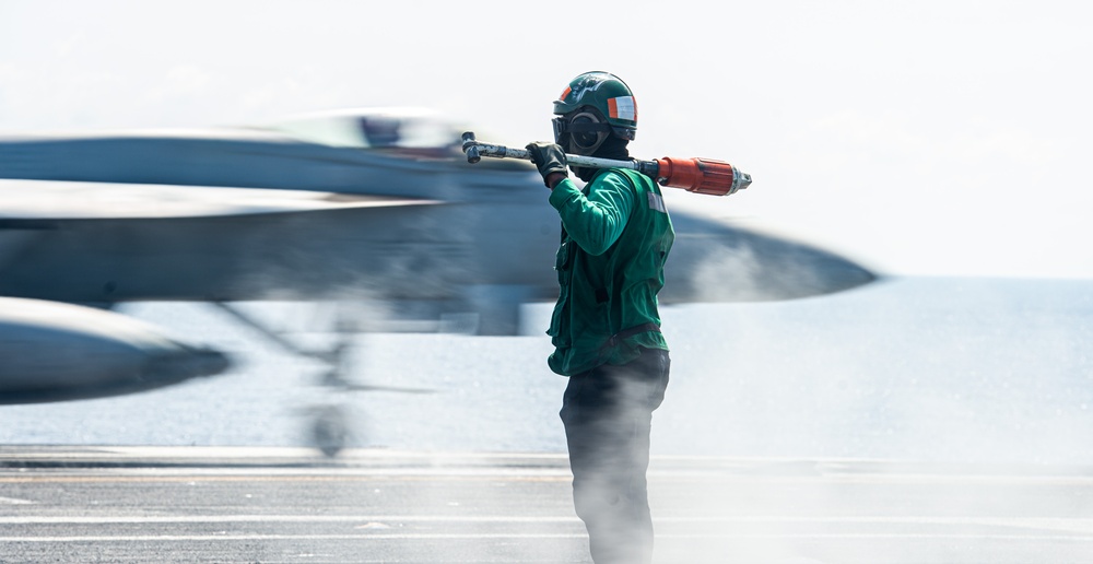 USS Carl Vinson (CVN 70) Conducts Routine Flight Operations in the South China Sea