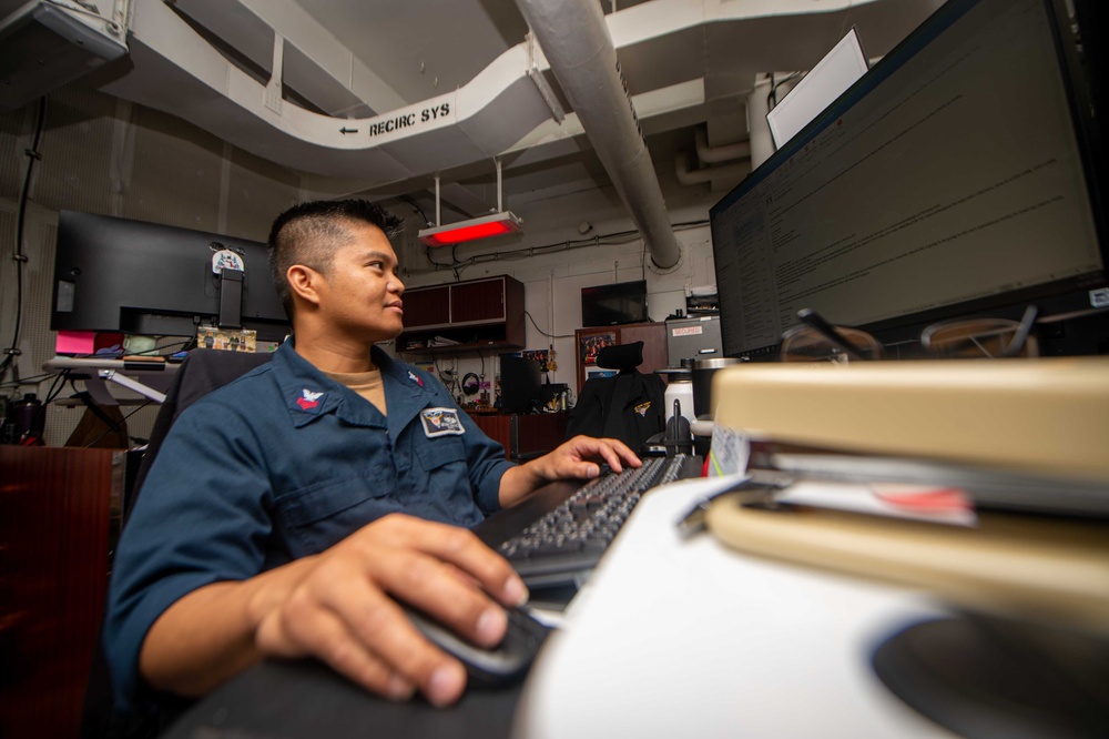 USS Carl Vinson (CVN 70) Conducts Routine Operations in the South China Sea