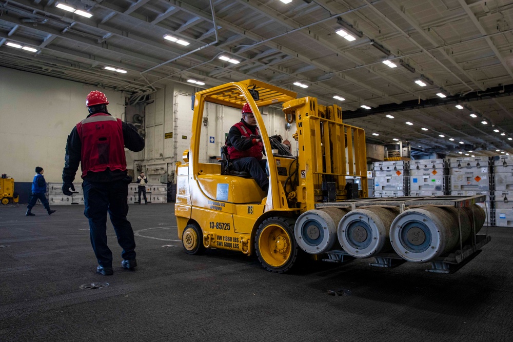 USS Abraham Lincoln conducts ammunition transfer with USNS Washington Chambers