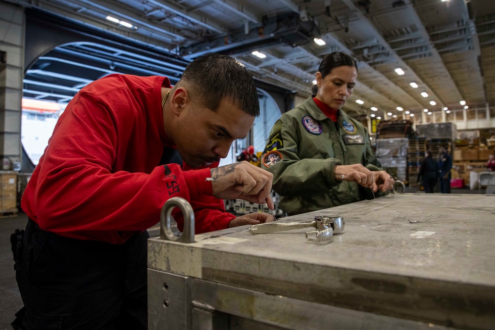 USS Abraham Lincoln conducts ammunition transfer with USNS Washington Chambers