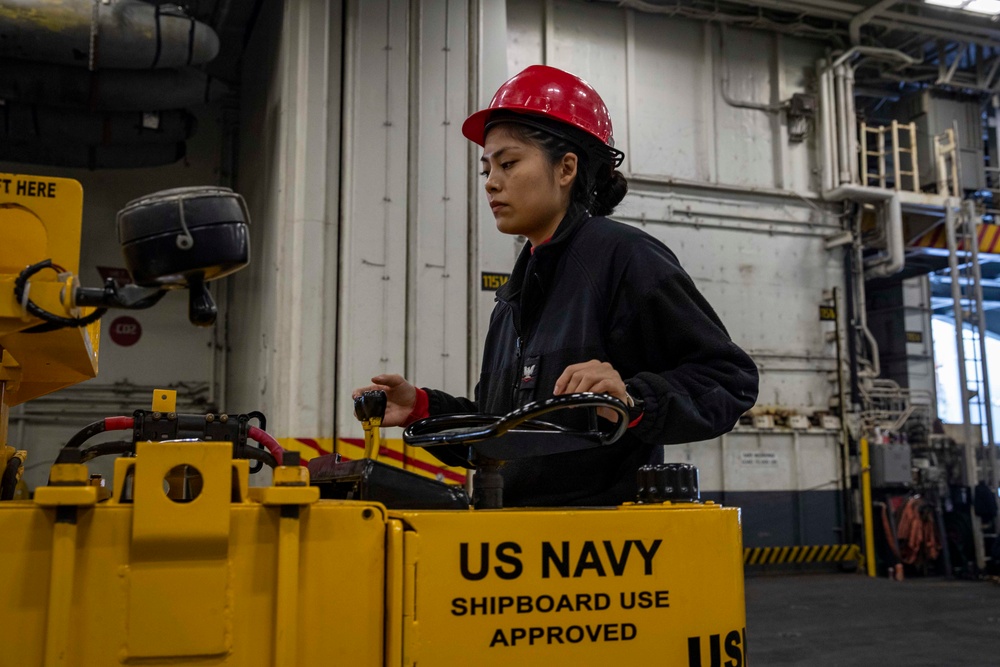 USS Abraham Lincoln conducts ammunition transfer with USNS Washington Chambers