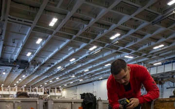 USS Abraham Lincoln conducts ammunition transfer with USNS Washington Chambers