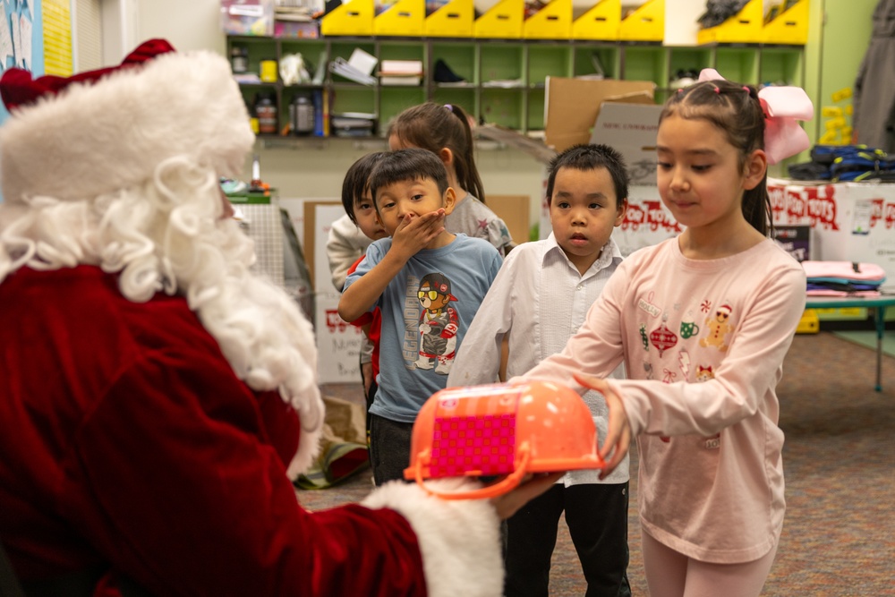 Service Members Deliver Toys to Nuiqsut