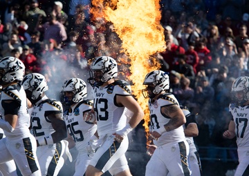 U.S. Naval Academy Midshipmen take on the University of Oklahoma Sooners at the Lockheed Martin Armed Forces Bowl
