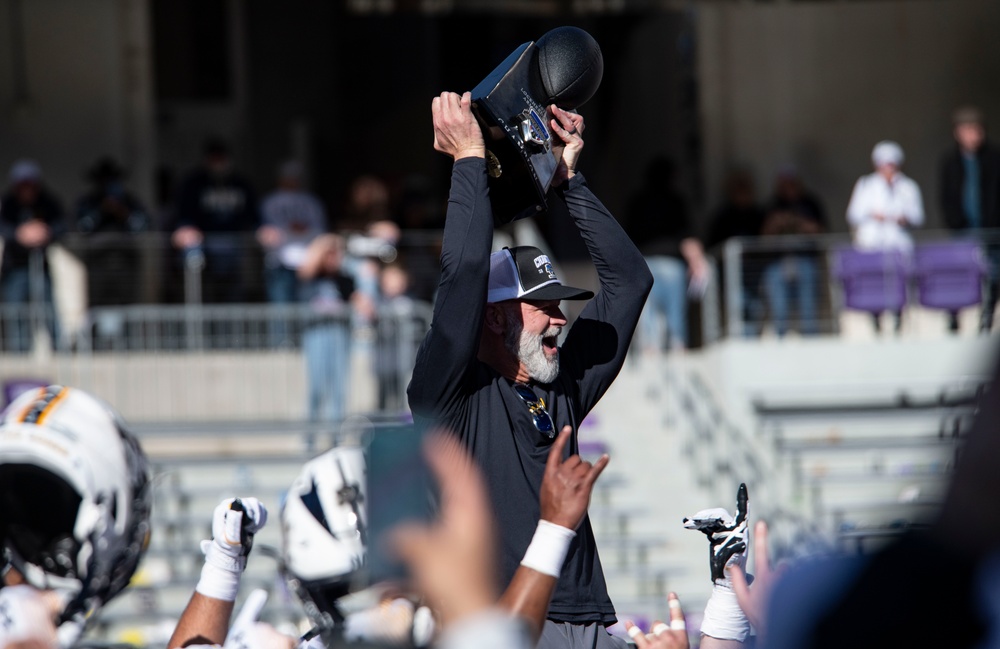 U.S. Naval Academy Midshipmen take on the University of Oklahoma Sooners at the Lockheed Martin Armed Forces Bowl