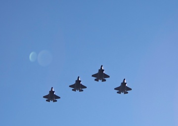 U.S. Naval Academy Midshipmen take on the University of Oklahoma Sooners at the Lockheed Martin Armed Forces Bowl