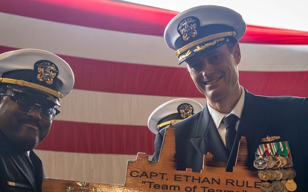 USS New Orleans (LPD 18) Conducts Change of Command Ceremony