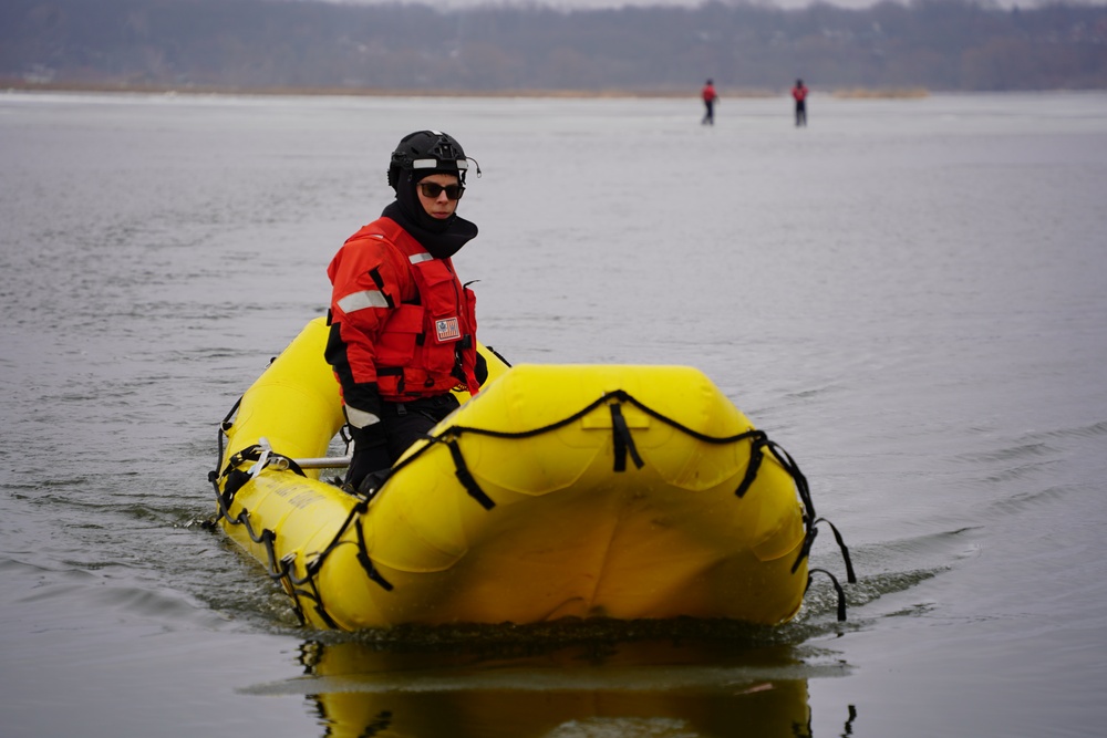 Station Manistee Conducts Ice Helo Ops with Air Station Traverse City