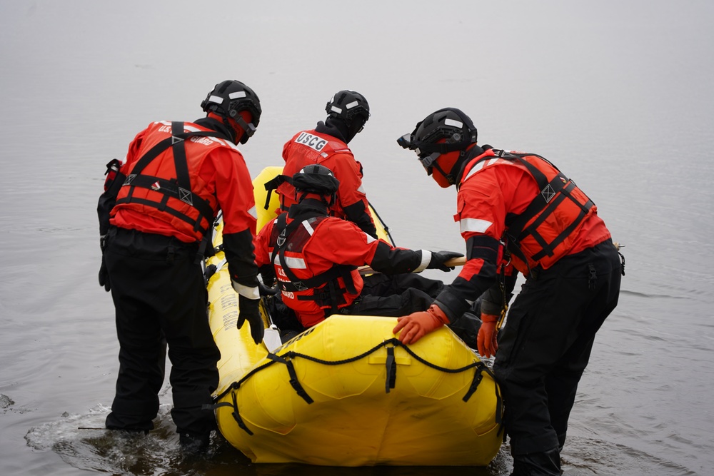 Station Manistee Conducts Ice Helo Ops with Air Station Traverse City