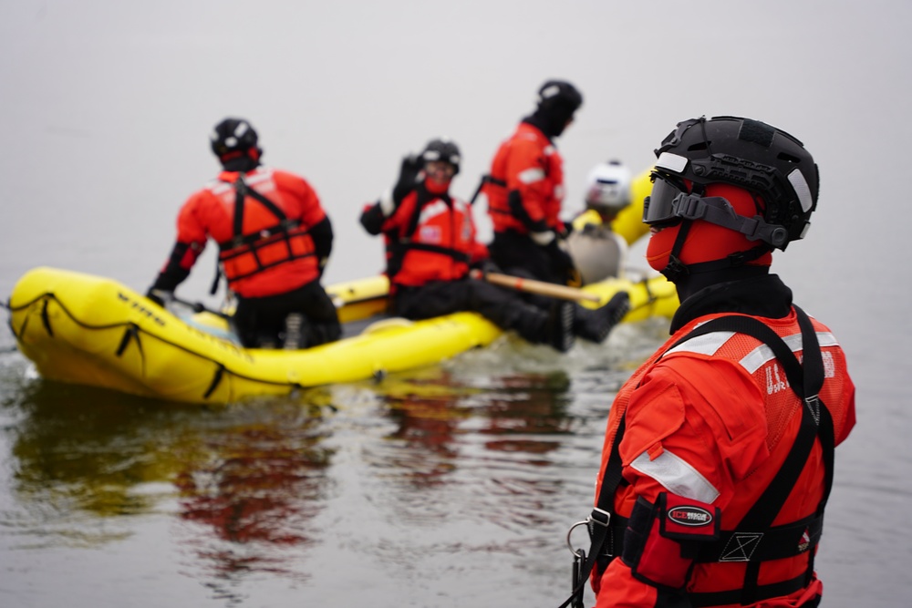 Dvids - Images - Station Manistee Conducts Ice Helo Ops With Air 