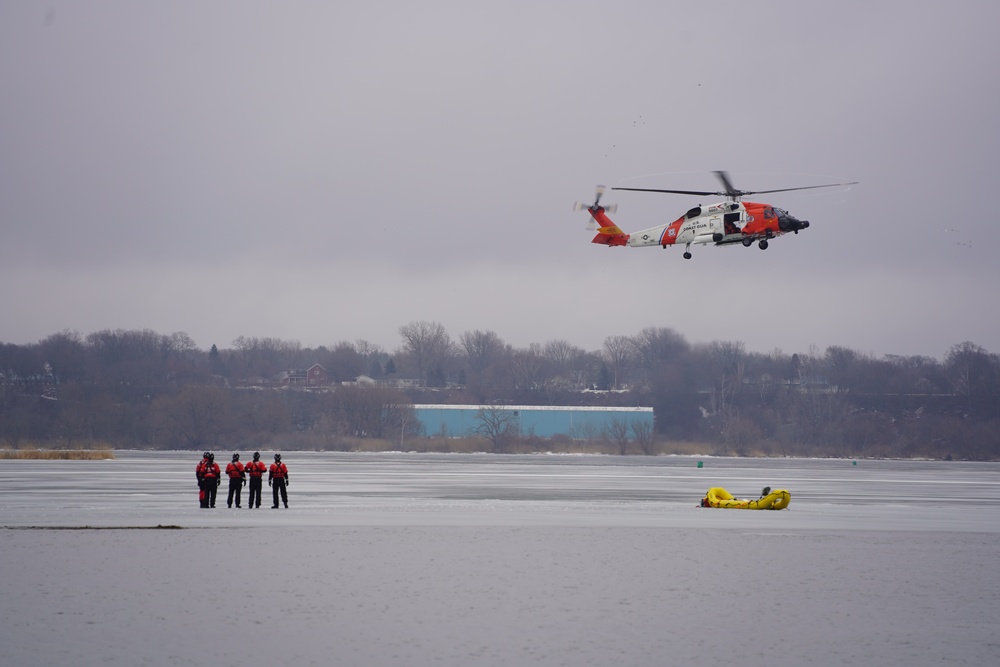 Station Manistee Conducts Ice Helo Ops with Air Station Traverse City