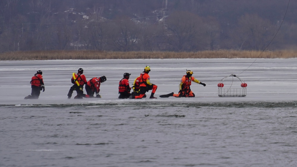 Station Manistee Conducts Ice Helo Ops with Air Station Traverse City