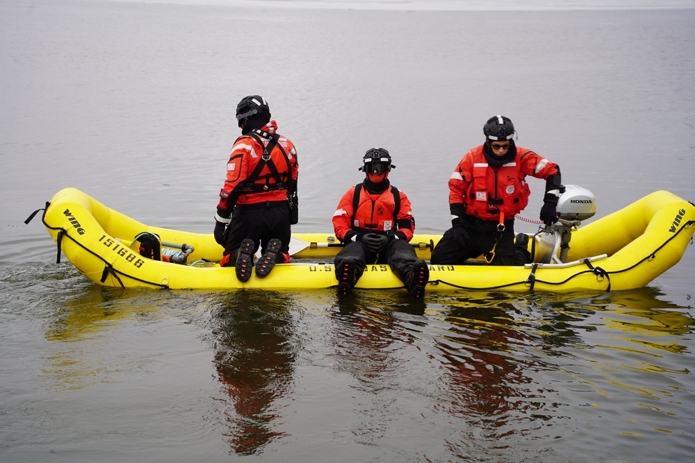 Dvids - Images - Station Manistee Conducts Ice Helo Ops With Air 