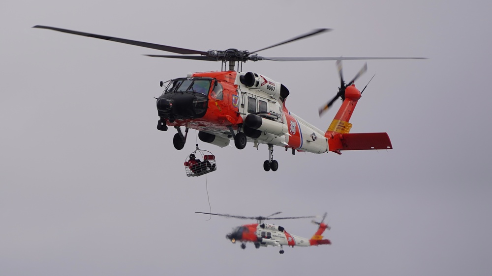 Station Manistee Conducts Ice Helo Ops with Air Station Traverse City