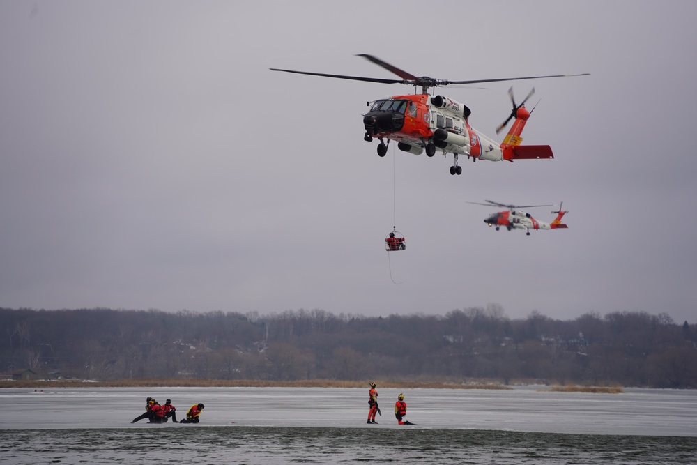 Dvids - Images - Station Manistee Conducts Ice Helo Ops With Air 