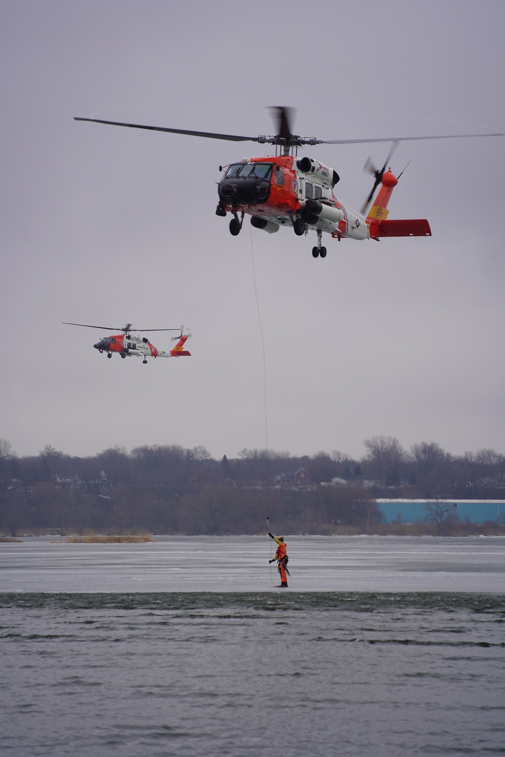 Station Manistee Conducts Ice Helo Ops with Air Station Traverse City