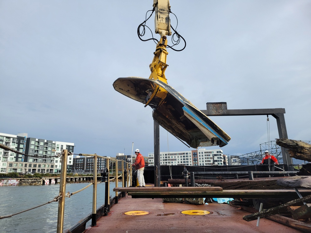 Raccoon crew removes hazards in Oakland