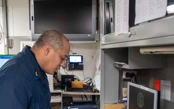 USS Ronald Reagan (CVN 76) Sailors process cash services