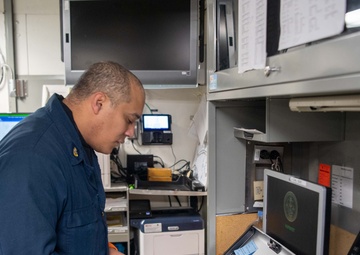 USS Ronald Reagan (CVN 76) Sailors process cash services