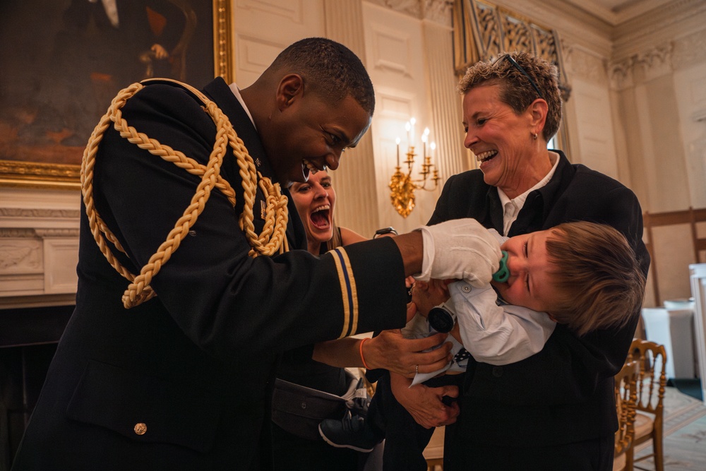 Army Military Aide to the President Engages with Family