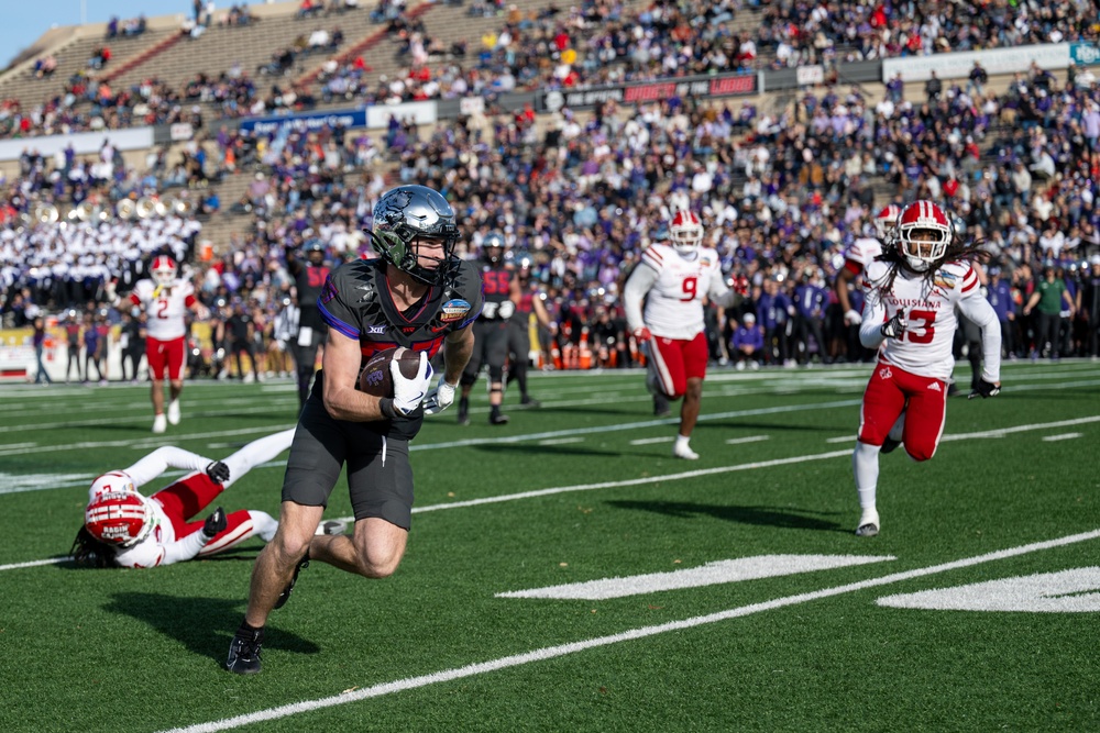 Blake Nowell runs the ball at the 2024 New Mexico Bowl