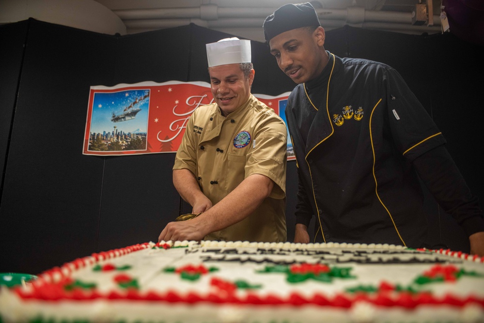 USS Ronald Reagan (CVN 76) hosts a Christmas meal