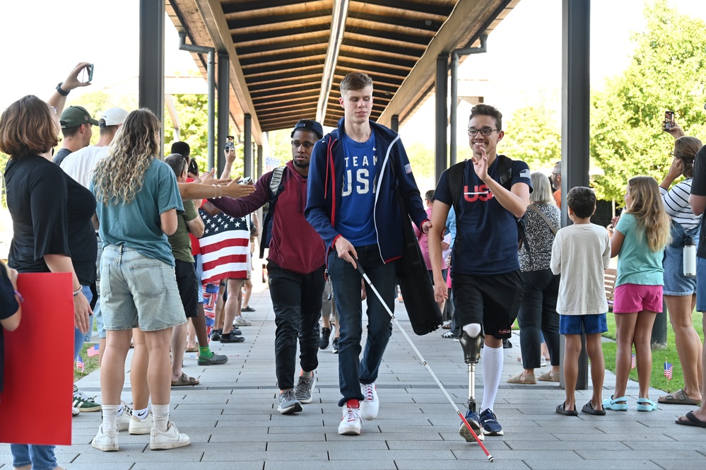 Paralympic swim team visits USAG Stuttgart