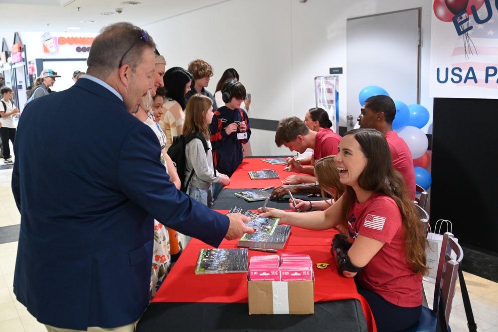 Paralympic swim team visits USAG Stuttgart