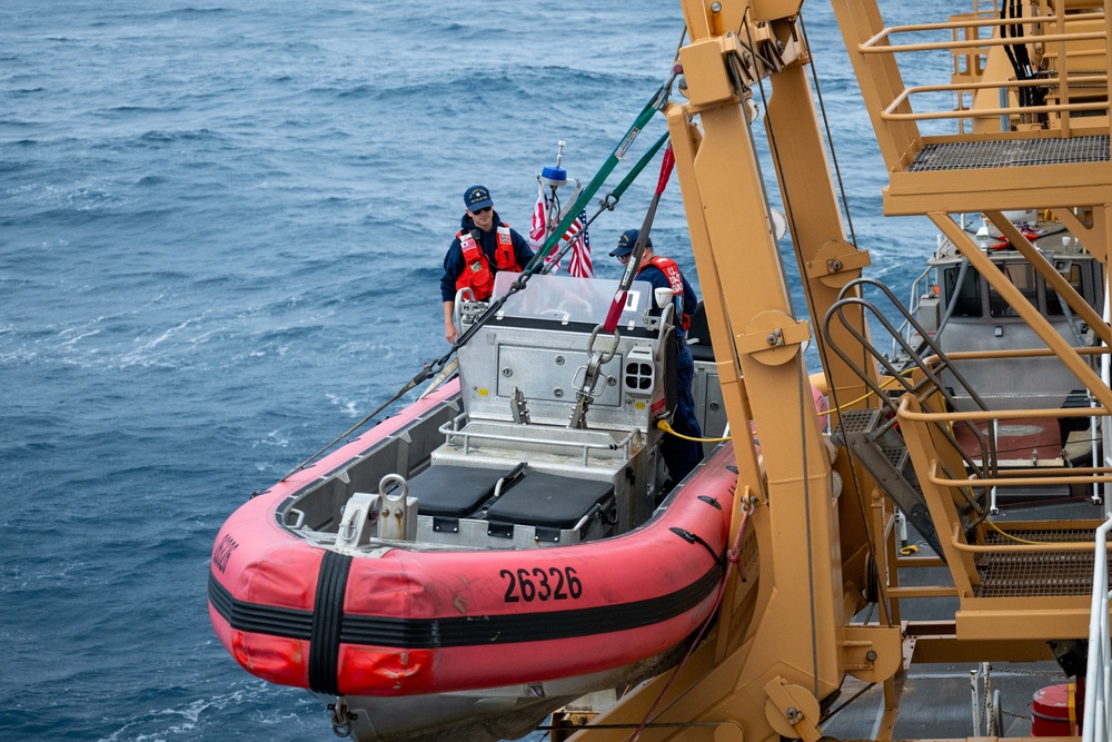 USCGC Polar Star (WAGB 10) transits the Southern Ocean en route to Antartica for Operation Deep Freeze