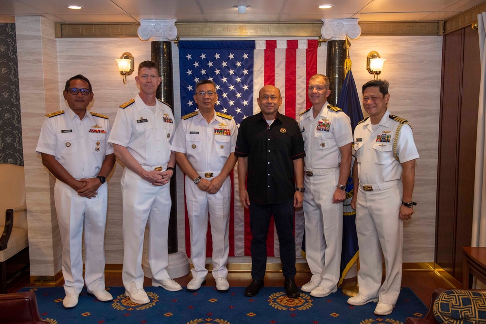 Carl Vinson Hosts Royal Malaysian Navy and Ministry of Defence