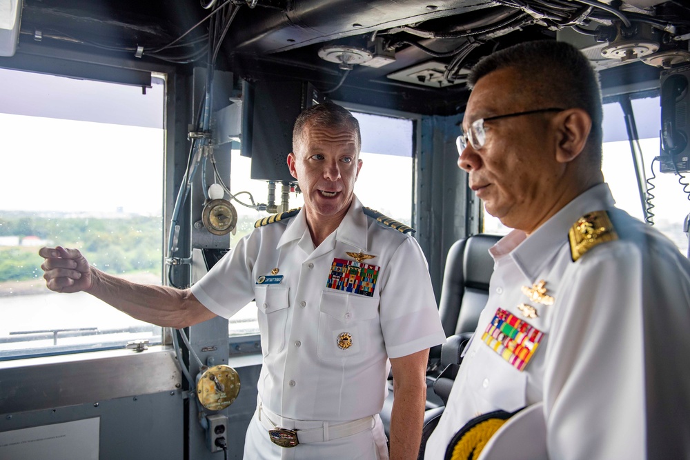 Carl Vinson Hosts Royal Malaysian Navy and Ministry of Defence