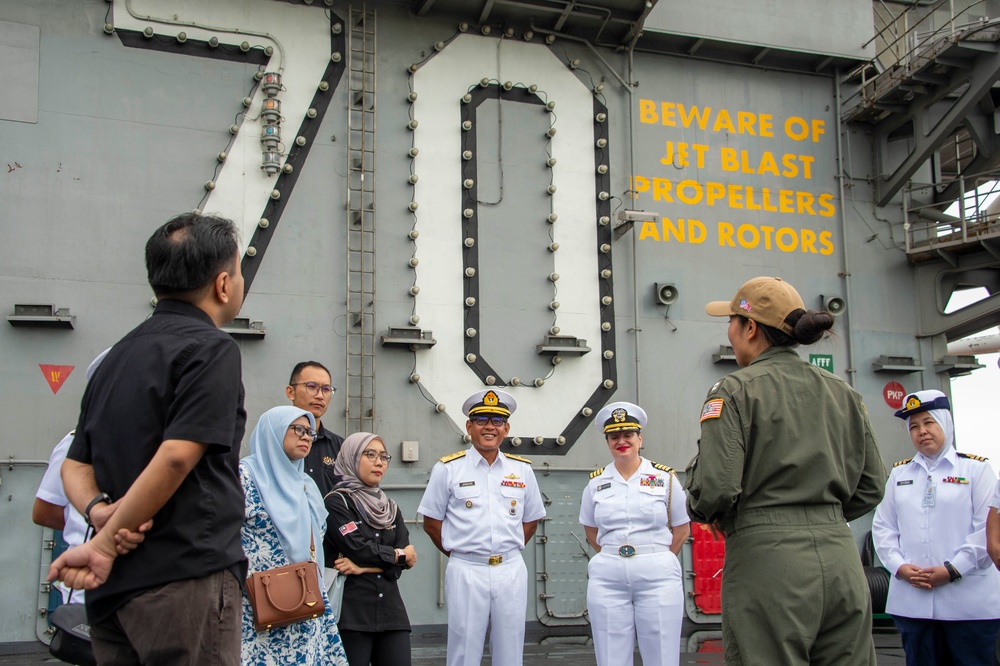 Carl Vinson Hosts Royal Malaysian Navy and Ministry of Defence