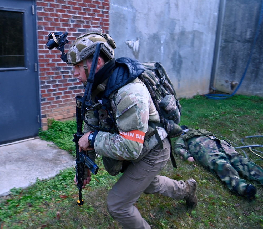 Green Beret Candidates Participate in Robin Sage Exercise