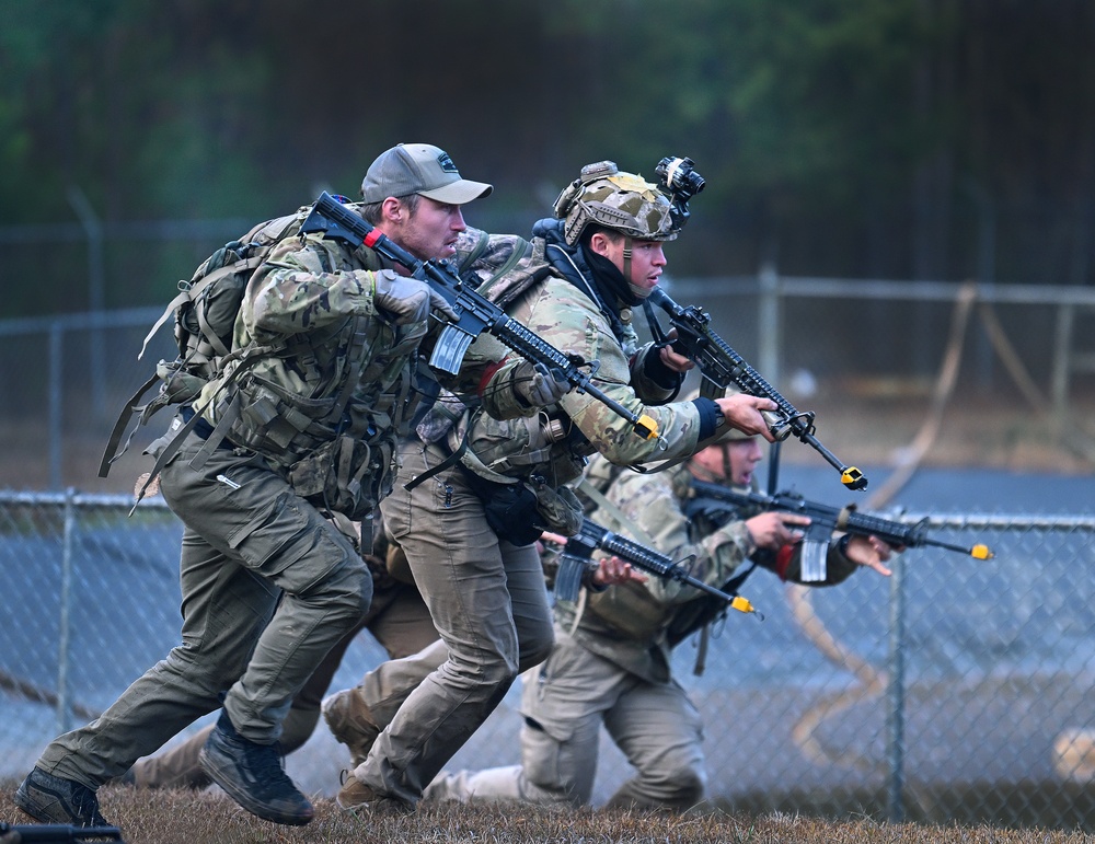 Green Beret Candidates Participate in Robin Sage Exercise