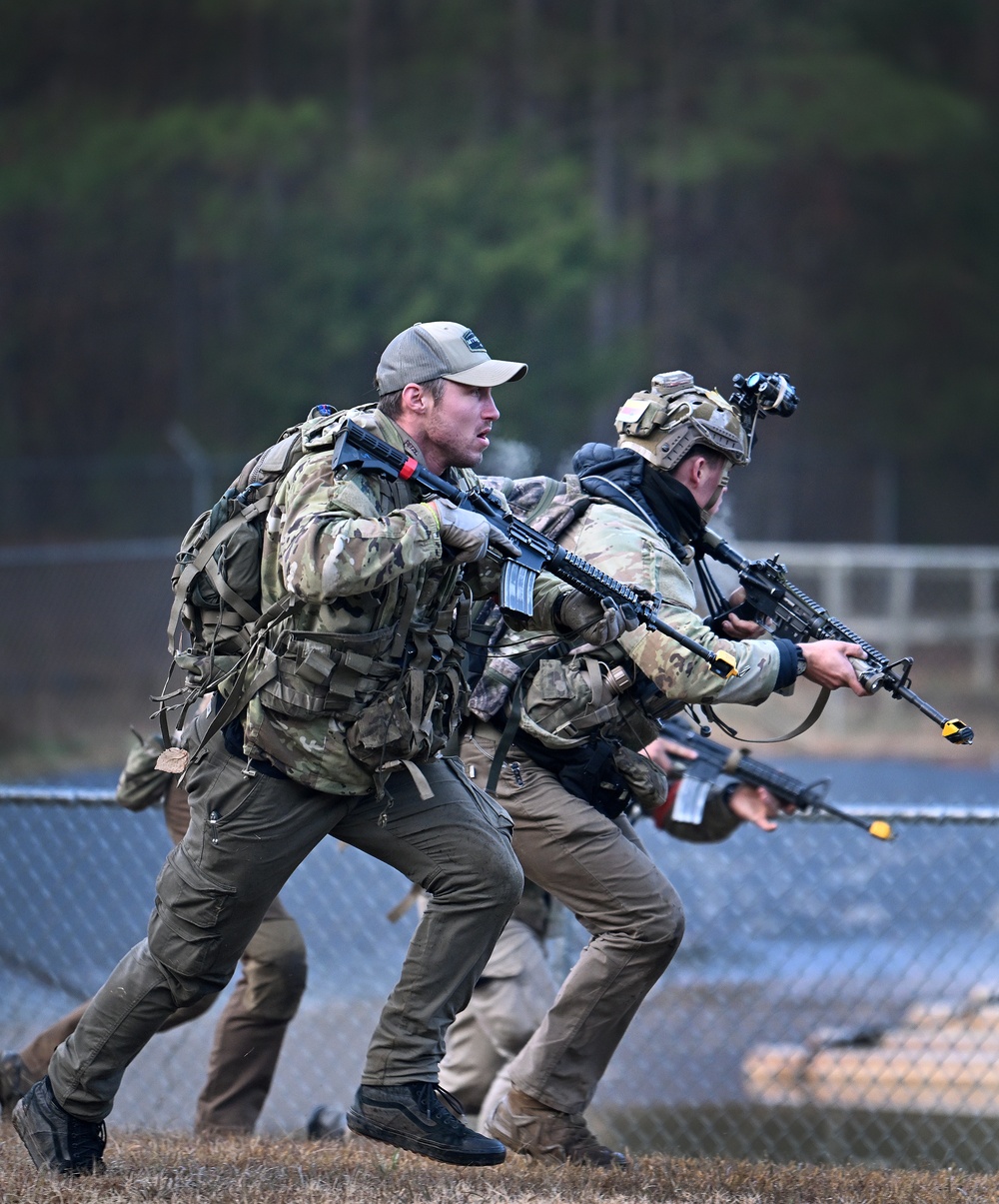 Green Beret Candidates Participate in Robin Sage Exercise