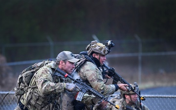 Green Beret Candidates Participate in Robin Sage Exercise