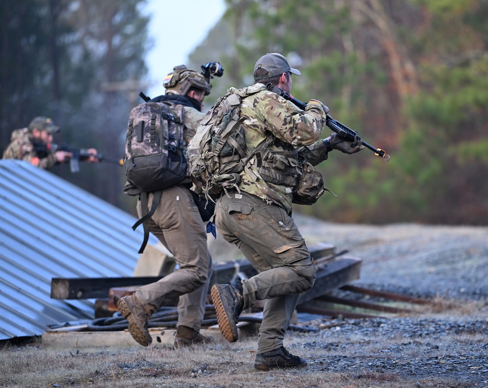 Green Beret Candidates Participate in Robin Sage Exercise