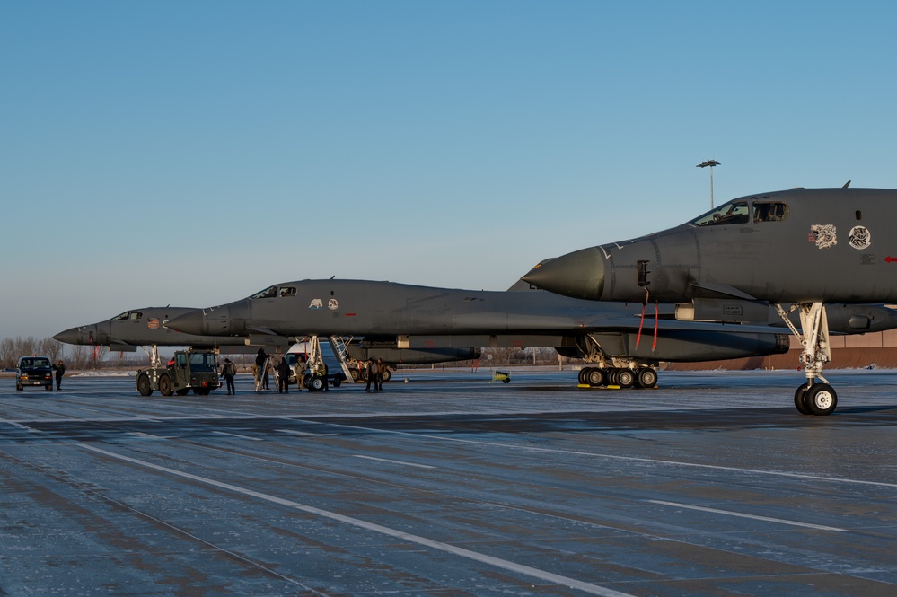 Fourth B-1B Lancer touches down, bed down continues at Grand Forks AFB