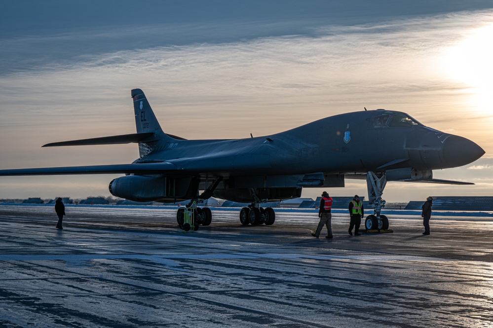 Fourth B-1B Lancer touches down, bed down continues at Grand Forks AFB