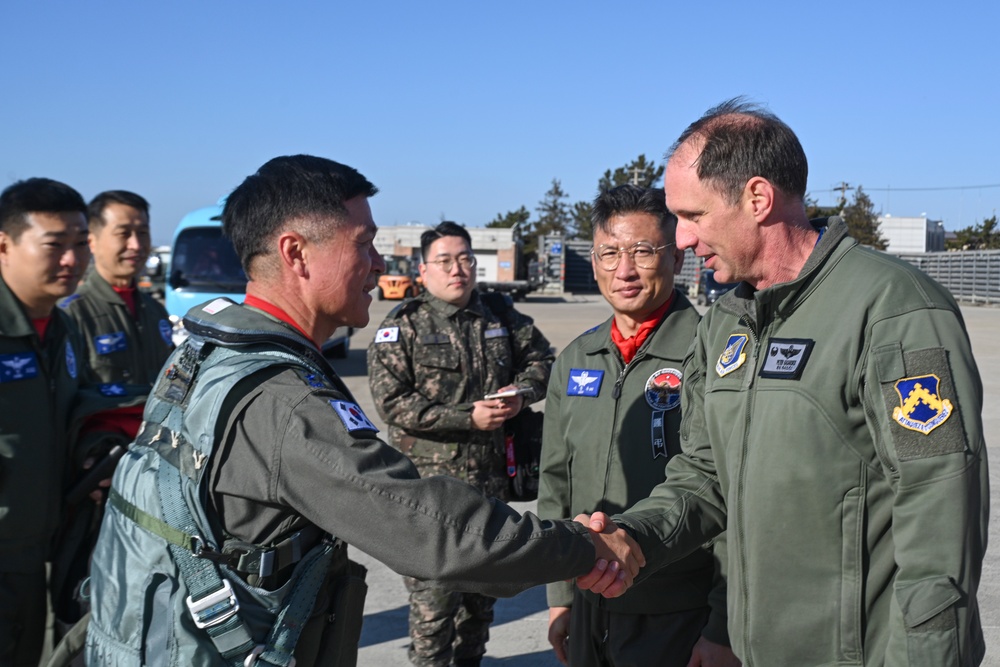 ROKAF CSAF visits Kunsan AB