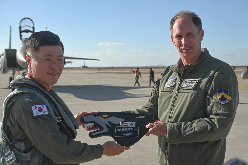 ROKAF CSAF visits Kunsan AB