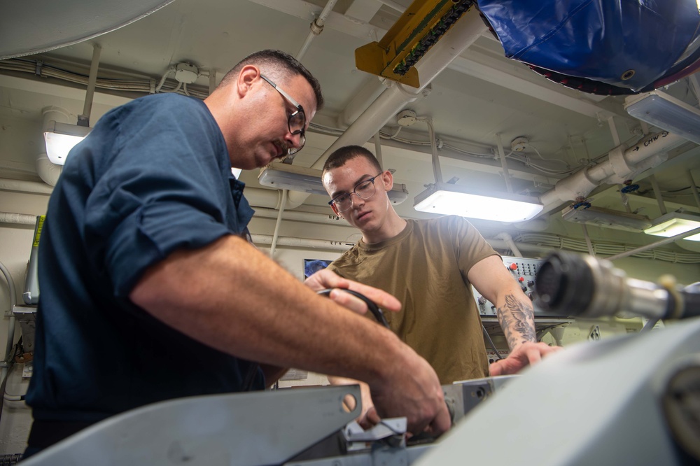 USS Carl Vinson (CVN 70) Conducts Routine Operations in the South China Sea