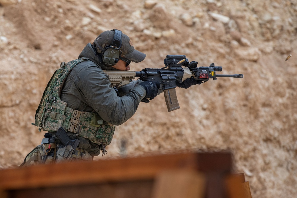 Dutch Forces Conduct Weapons Training