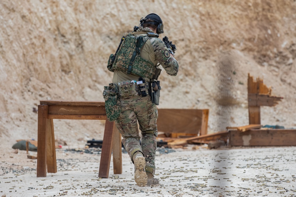 Dutch Forces Conduct Weapons Training