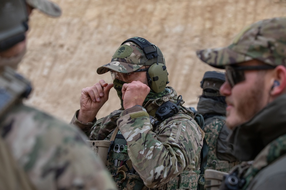 Dutch Forces Conduct Weapons Training