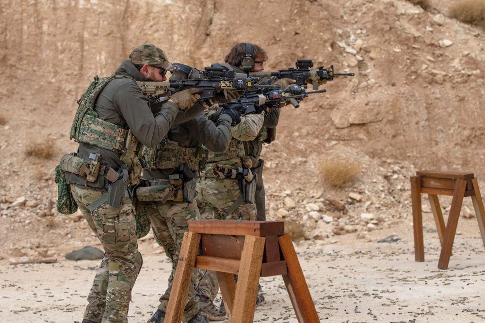 Dutch Forces Conduct Weapons Training