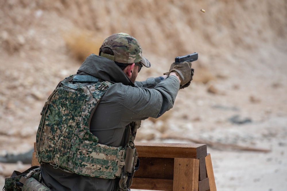 Dutch Forces Conduct Weapons Training