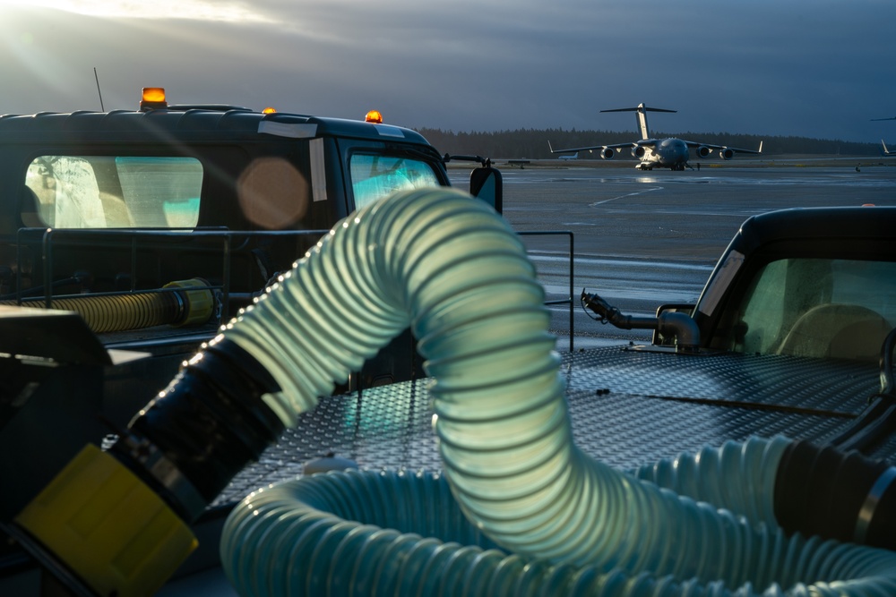 Fleet service Airmen ensure a squeaky-clean takeoff