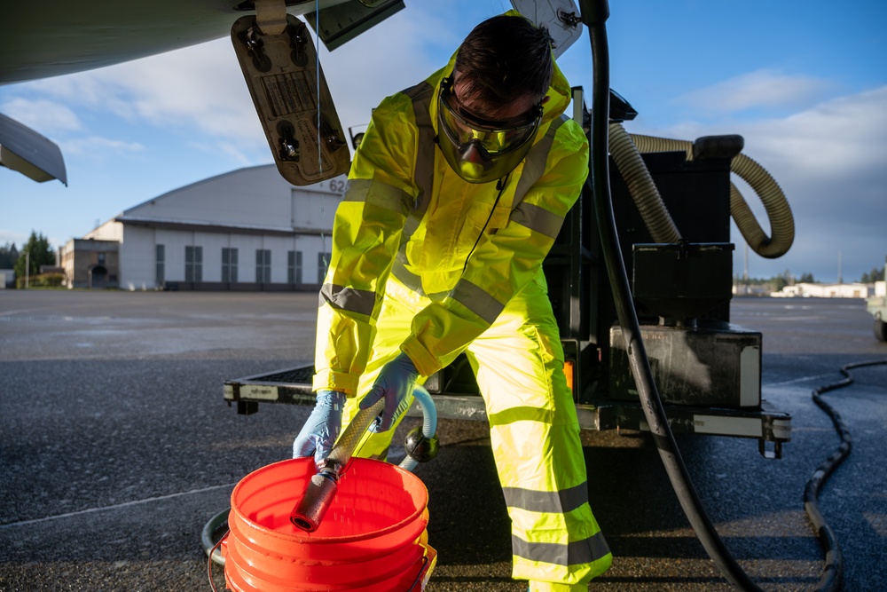 Fleet service Airmen ensure a squeaky-clean takeoff